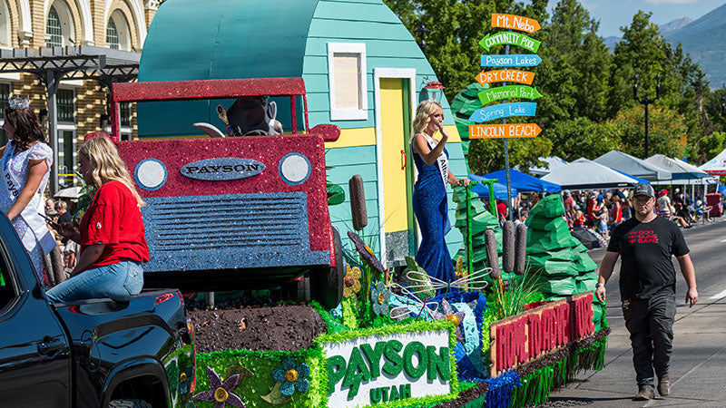 How to Decorate a Parade Float on a Budget